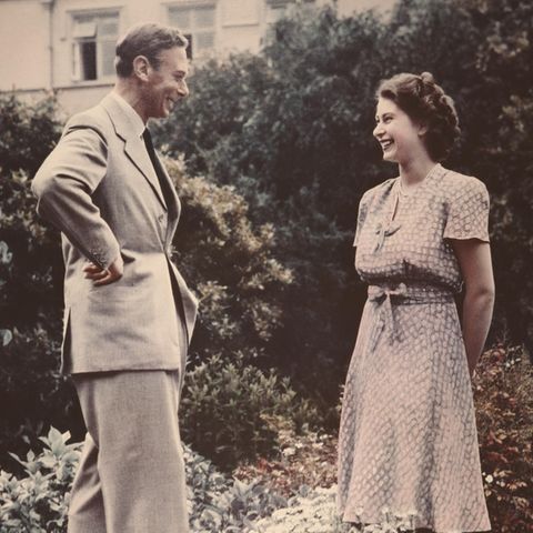 König George VI. im Gespräch mit seiner Tochter Elizabeth im Jahr 1946.