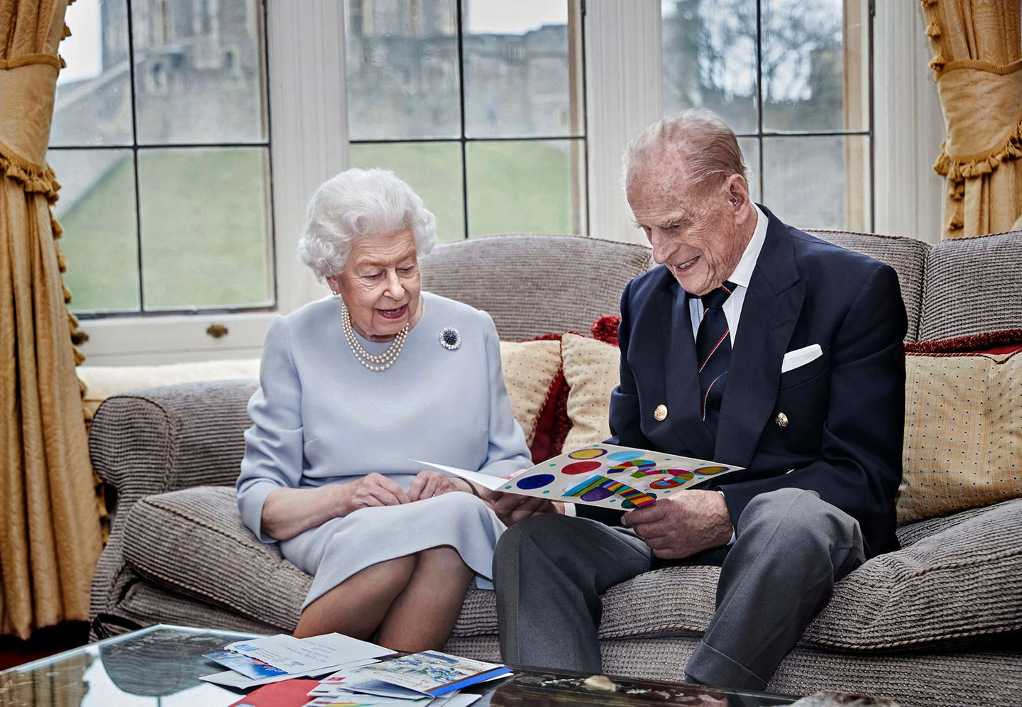 20. November 2020  Congratulations! Queen Elizabeth und Prinz Philip sind bereits seit 73 Jahren verheiratet. Das Foto, das das britische Königshaus zum Hochzeitstag veröffentlicht, zeigt das Paar wenige Tage zuvor im "Oak Room" auf Schloss Windsor. Vor ihnen liegen die ersten Glückwunschkarten, doch die Karte, die sie in den Händen halten, ist ein ganz besonders Geschenk: Ihre Urenkel Prinz George, Prinzessin Charlotte und Prinz Louis haben sie für sie gestaltet. 