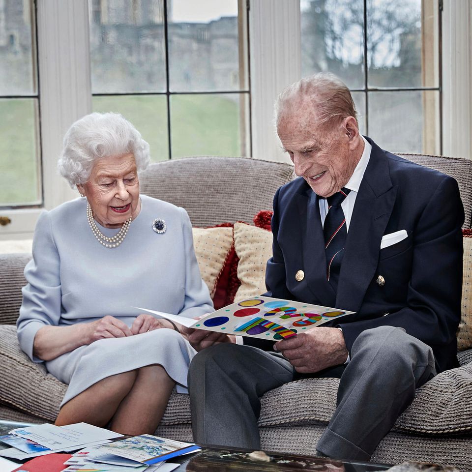 20. November 2020  Congratulations! Queen Elizabeth und Prinz Philip sind bereits seit 73 Jahren verheiratet. Das Foto, das das britische Königshaus zum Hochzeitstag veröffentlicht, zeigt das Paar wenige Tage zuvor im "Oak Room" auf Schloss Windsor. Vor ihnen liegen die ersten Glückwunschkarten, doch die Karte, die sie in den Händen halten, ist ein ganz besonders Geschenk: Ihre Urenkel Prinz George, Prinzessin Charlotte und Prinz Louis haben sie für sie gestaltet. 