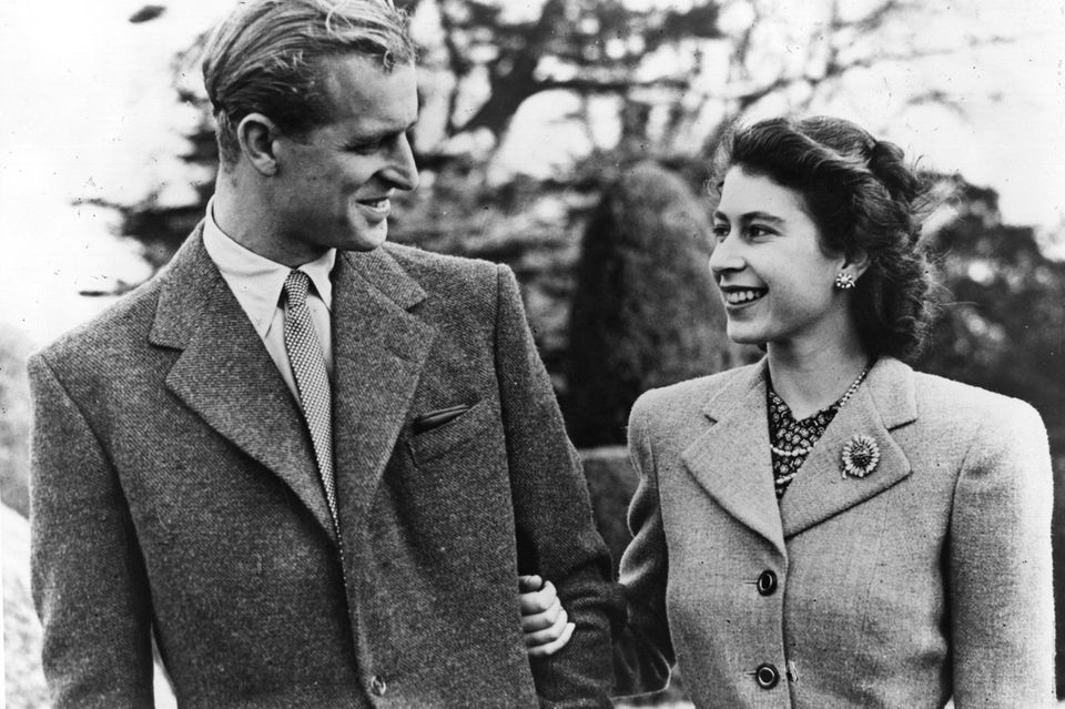 Queen Elizabeth + Prinz Philip: Prinz Philip und Prinzessin Elizabeth genießen am 23. November 1947 den Honyemoon - die Braut mit Brosche. Prinz Philip und Prinzessin Elizabeth genießen am 23. November 1947 den Honyemoon - die Braut mit Brosche.