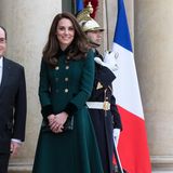 Die hübsche Frau von Prinz William hat ein Faible für Mäntel. Besonders die Variante mit Glockenrock, taillierter Mitte und doppelter Knopfleiste haben es der 38-Jährigen angetan. Dieses Modell in Dunkelgrün hat Kate nicht nur für sich geshoppt, sondern auch für ihre Tochter Charlotte. 