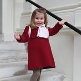 ... denn Charlotte trägt ebenfalls gerne Rot. Zum ersten Tag im Kindergarten im Jahr 2018 wählt die Mini-Royal einen putzigen Wollmantel mit Zweier-Knopfreihe und ihre heiß-und-innig-geliebten Ballerina-Schühchen. 
