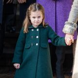 Auch wenn Prinzessin Charlotte noch etwas skeptisch schaut, dürfte sie sich in ihrem Mantel rundum wohlfühlen. Anders als ihre Mama, hat dieses Exemplar allerdings eine hübsche A-Linie. 