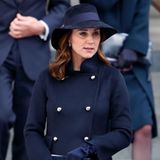 Zum Gedenkgottesdienst am 14. Dezember 2017 präsentiert sich die Dreifach-Mama in einer außerordentlich hübschen Kombination aus einem dunkelblauen Military-Mantel und einem darauf farblich abgestimmten Hut. 