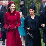 Zur Weihnachtsmesse im Jahr 2018 glänzt Herzogin Kate in einem edlen Allover-Look in Rot. Sogar ihre Accessoires wie Tasche, Handschuhe und ihr Hut ist auf die Hingucker-Farbe abgestimmt. Dass Kate ein Fan von Rot ist, hat sie auch an ihre Tochter Charlotte weitervererbt. 