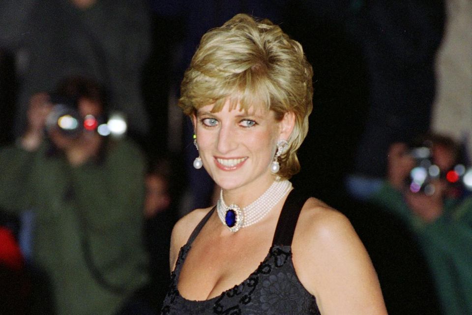 Die Prinzessin und das "Panorama"-Interview: Während die Nation vor dem Fernseher sitzt und sich das "Panorama"-Interview ansieht, besucht Diana eine Gala zugunsten Krebskranker in Bridgewater House in London. Professionell lacht sie in die Objektive der Kameras. Während die Nation vor dem Fernseher sitzt und sich das "Panorama"-Interview ansieht, besucht Diana eine Gala zugunsten Krebskranker in Bridgewater House in London. Professionell lacht sie in die Objektive der Kameras.