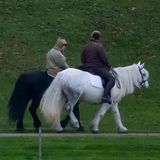 19. November 2020  Im Park von Schloss Windsor macht Queen Elizabeth einen Tag vor ihrem 73. Hochzeitstag einen Ausritt mit mit Stallmeister Terry Pendry. 