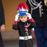 Immer wieder rückt der Fünfjährige seinen Helm zurecht, der noch eine Nummer zu groß für ihn zu sein scheint. Auch die Offiziers-Uniform ist besonders an den Beinen noch etwas groß - aber keine Sorge; ein bisschen Zeit hat er noch, um in Uniform und die dazugehörigen Aufgaben hereinzuwachsen. 