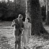 Auf einem offiziellen Foto aus den Flitterwochen des Paares, das im November 1947 geschossen wurde, trägt die frisch verheiratete Königin ebenfalls die besondere Brosche. Das Schmuckstück ist seit 1946 im Besitz der Königin. 