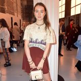 Im September 2019 besucht Prinzessin Alexandra die Modenschau von Chloé im Rahmen der Pariser Fashion Week. Passend zu ihrem Kleid hält sie die "Mini C"-Tasche aus Kalbsleder von Chloé in den Händen, Preis rund 1.150 Euro. 