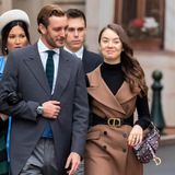 Zum monegassischen Nationalfeiertag 2019 zeigt sich die jüngste Tochter von Prinzessin Caroline von Monaco schon einmal mit der ikonischen "Saddle Bag" von Dior (Preis ab 2.100 Euro). In lila-weiß-schwarzer Python-Optik setzt die It-Bag einen tollen Akzent zu dem an sich schlichten Look. 