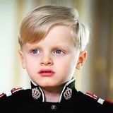 Als letztes in der Reihe postet Charlène ein ausdrucksstarkes Porträtfoto ihres Sohnes Prinz Jacques in seiner Uniform am Nationalfeiertag und versieht das Bild mit einem Herz-Emoji. 