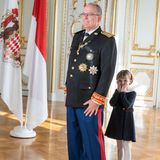 Eine kichernde Prinzessin Gabriella hat sich am Nationalfeiertag (19. November) im Palast hinter ihrem Vater Fürst Albert versteckt. 