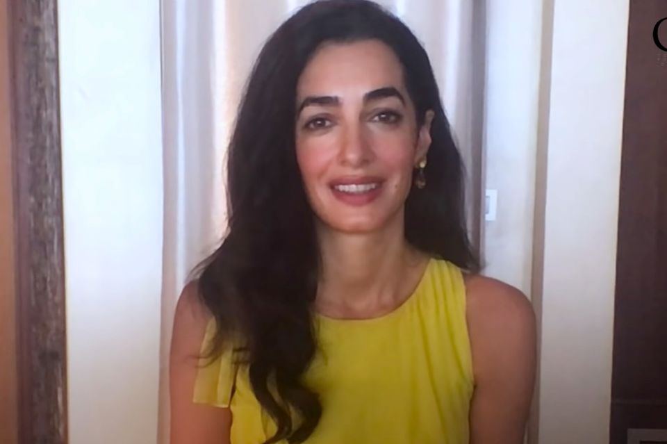Amal Clooney: Amal Clooney bedankt sich in Gelb für die Auszeichnung mit dem "Gwen Ifill Preis". Amal Clooney bedankt sich in Gelb für die Auszeichnung mit dem "Gwen Ifill Preis".
