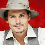 2009: Johnny Depp   Oh Johnny! Als einer von bisher drei Männern schafft er es 2009, zum zweiten Mal "Sexiest Man Alive" zu werden. Er setzt sich damit unter anderem gegen "Twilight"-Teenieschwarm Robert Pattinson durch, der von einigen Blogs schon voreilig zum Sieger gekürt worden war.
