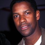 1996: Denzel Washington   Als erster Schwarzer räumt Denzel 1996 den Titel des "Sexiest Man Alive" ab. Im gleichen Jahr beglückt er die Damenwelt auch in der Romanze "Rendezvous mit einem Engel" an der Seite von Whitney Houston.