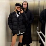 Stefanie Giesinger und ihr Freund Marcus posieren im Fahrstuhl. Den Fans fällt dabei besonders die Kombi aus kurzem Rock mit nackten Beinen und der dicken Daunenjacke auf. "Was ich schon immer wissen wollte... bei welcher Temperatur kann man keine Hose und eine dicke Jacke tragen?", fragt ein Follower unter dem Foto. Steffi lässt das unkommentiert, postet lediglich ein schwarzes Herz-Emoji zu dem coolen Foto. 