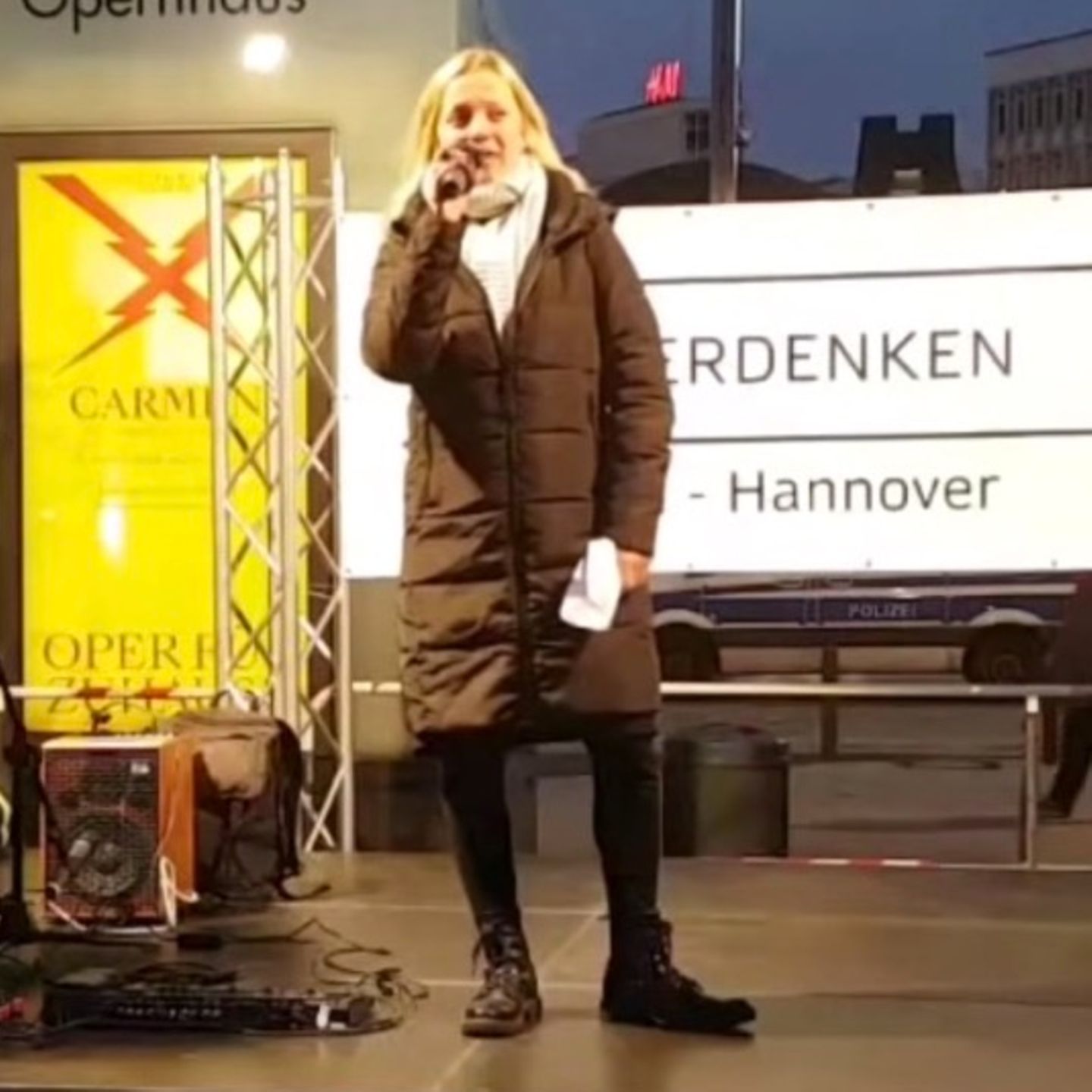 News-Video: "Querdenker"-Rednerin vergleicht sich mit Sophie Scholl |  GALA.de