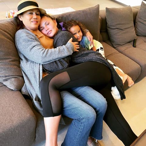 Chrissy Teigen mit ihrer Mutter Pepper und Tochter Luna