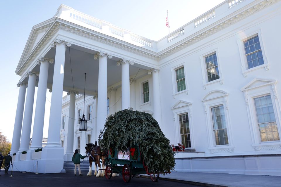 Melania Trump: Vor dem Nordportal des Weißen Hauses warten die Kutscher auf die First Lady. Vor dem Nordportal des Weißen Hauses warten die Kutscher auf die First Lady.