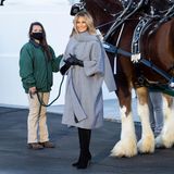 Zum letzten Mal hat Melania Trump den Weihnachtsbaum des Weißen Hauses in Empfang genommen. Natürlich sah sie dabei umwerfend aus – so wie es sich für eine echte Style-Queen gehört. Dabei trug sie einen karierten Mantel von Balenciaga (rund 3000 Euro), schwarze Lederhandschuhe von Bottega Veneta (circa 500 Euro) und ihre Lieblingsstiefel – ein paar kniehohe Stiefel von Christian Louboutin (rund 1500 Euro). Woher wir das wissen? Diese Stiefel hat die amtierende First Lady nun das dritte Jahr in Folge bei der Ankunft des Weihnachtsbaumes getragen. 