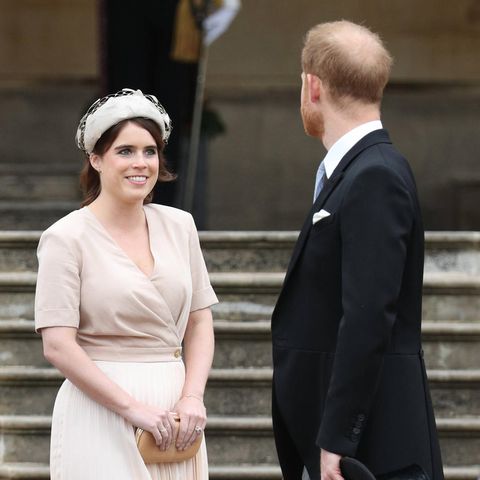 Prinzessin Eugenie und Prinz Harry im Mai 2019 bei einer Garten-Party im Buckingham Palast.