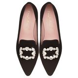 Spätestens Carrie Bradshaw hat uns auf den Geschmack gebracht, Schuhe mit großen Schmuckschnallen zu tragen. Vor allem bei Ballerinas oder Loafers in dunklen Farben kommen die Strasssteine erst so richtig zur Geltung - das perfekte Geschenk für Schuhliebhaberinnen. Pretty Ballerinas, ca. 199 Euro. 