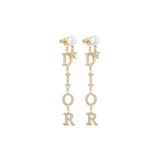 Mit hochwertigem Schmuck macht man nie etwas verkehrt. Mit diesen glitzernden Statement-Ohrringen von Dior noch weniger. So schön, dass wir sie eigentlich direkt selbst behalten möchten. Ca. 770 Euro.