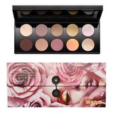 Die Mothership VII Eyeshadow Palette Divine Rose von Pat McGrath gilt als eine der Kultpalette der Marke. Und endlich gibt es sie auch in Deutschland! Durch die sanften Rosa-, Gold- und Bronzetöne passt die Palette perfekt in den Alltag, aber auch dramatische Looks lassen sich damit easy schminken. Definitiv etwas für Make-up-Liebhaber! Über Sephora, rund 125 Euro.