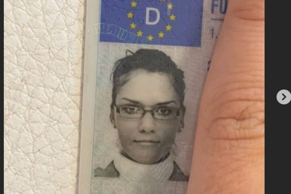 Sara Kulka: Sara Kulka zeigt ihr Führerscheinfoto Sara Kulka zeigt ihr Führerscheinfoto