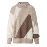 Der kuschelige Pullover im Oversized-Look hat einen leichten Stehkragen und wurde von Hand aus Alpaka-Wolle gestickt. Doch das Beste: Er wurde unter fairen Bedingungen hergestellt. Denn EccoExe bildet alleinerziehende Mütter in der Herstellung von gestrickten Spielzeugen und Mode aus. Die Frauen dürfen auch zu Hause arbeiten, damit sie Kind und Beruf optimal vereinen können. Zudem werden Frauen und ihren Kindern ärztliche Behandlungen sowie Kurse zur Krankheitsvorsorge und Ernährung angeboten. Erhältlich über Plan-Shop.org, kostet ca. 185 Euro. 