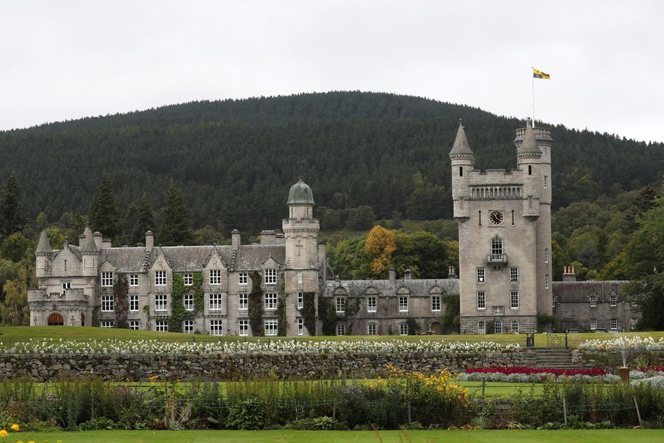Queen Elizabeth + Co.: Auf Schloss Balmoral in Schottland verbringt die Queen ihre Sommer. Auf Schloss Balmoral in Schottland verbringt die Queen ihre Sommer.