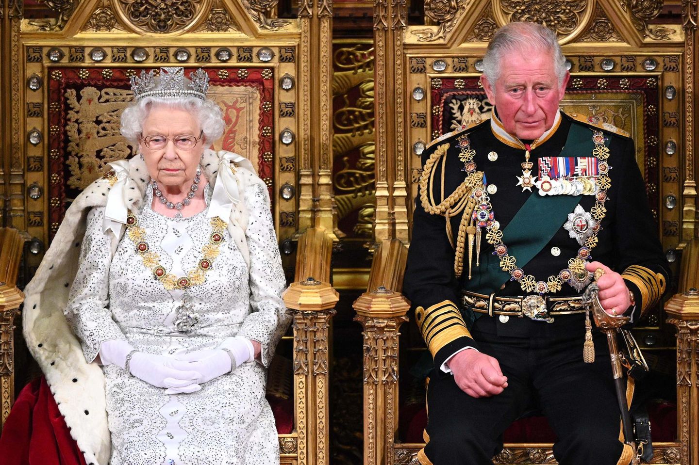 Queen Elizabeth und ihr Nachfolger, Prinz Charles.