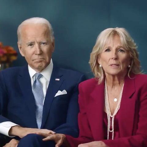 Joe und Jill Biden sprechen an Thanksgiving auf Twitter zu ihrem Mitbürgern.