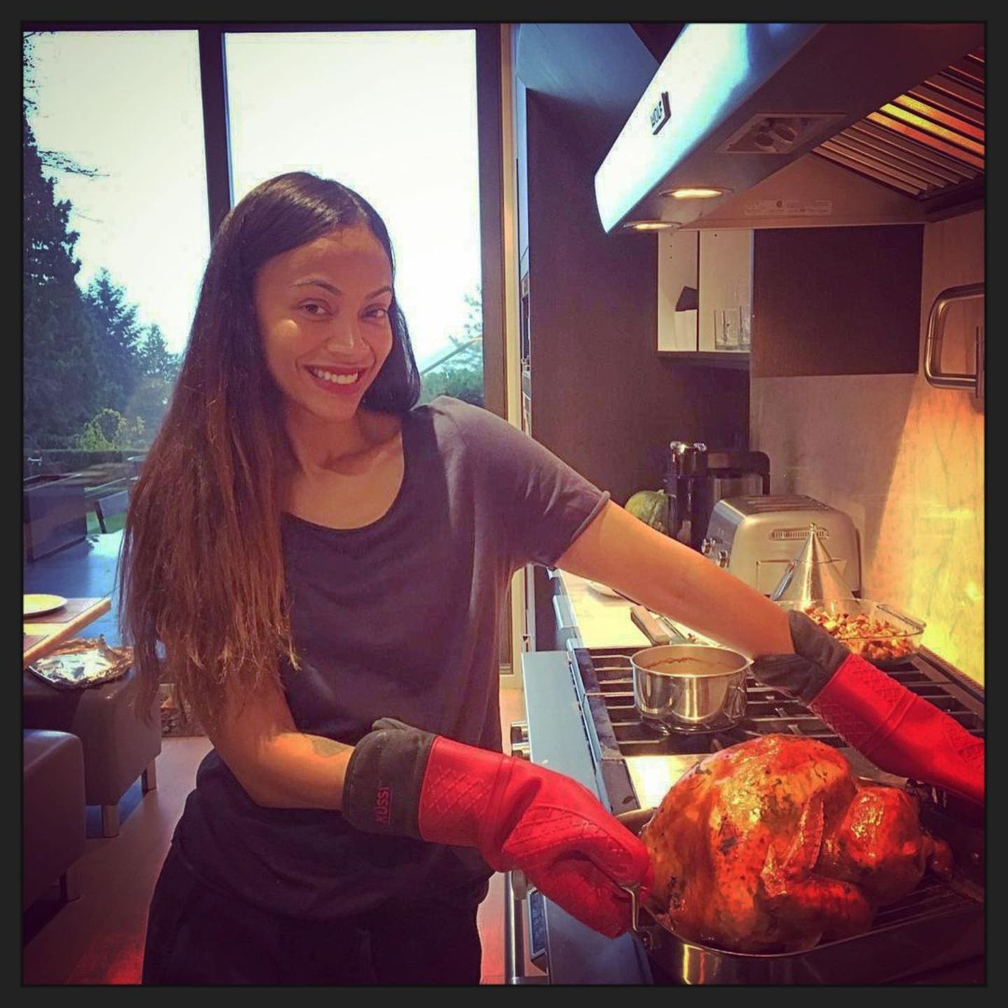 Auch bei Zoe Saldana kommt an Thanksgiving der traditionelle Truthahn auf den Tisch.