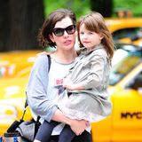 Im Mai 2012 hat Milla Jovovichs erste Tochter Ever Gabo noch gerade so auf Mamas Arm gepasst. Tragen kann Milla sie jetzt aber nicht mehr.