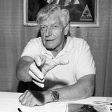 28. November 2020: David Prowse (85 Jahre)   Der finstere Bösewicht Darth Vader war die Rolle seines Lebens, obwohl sein Gesicht dabei hinter der schwarzen Maske versteckt war. Der 2 Meter große Brite verstarb laut BBC nach kurzer Krankheit.
