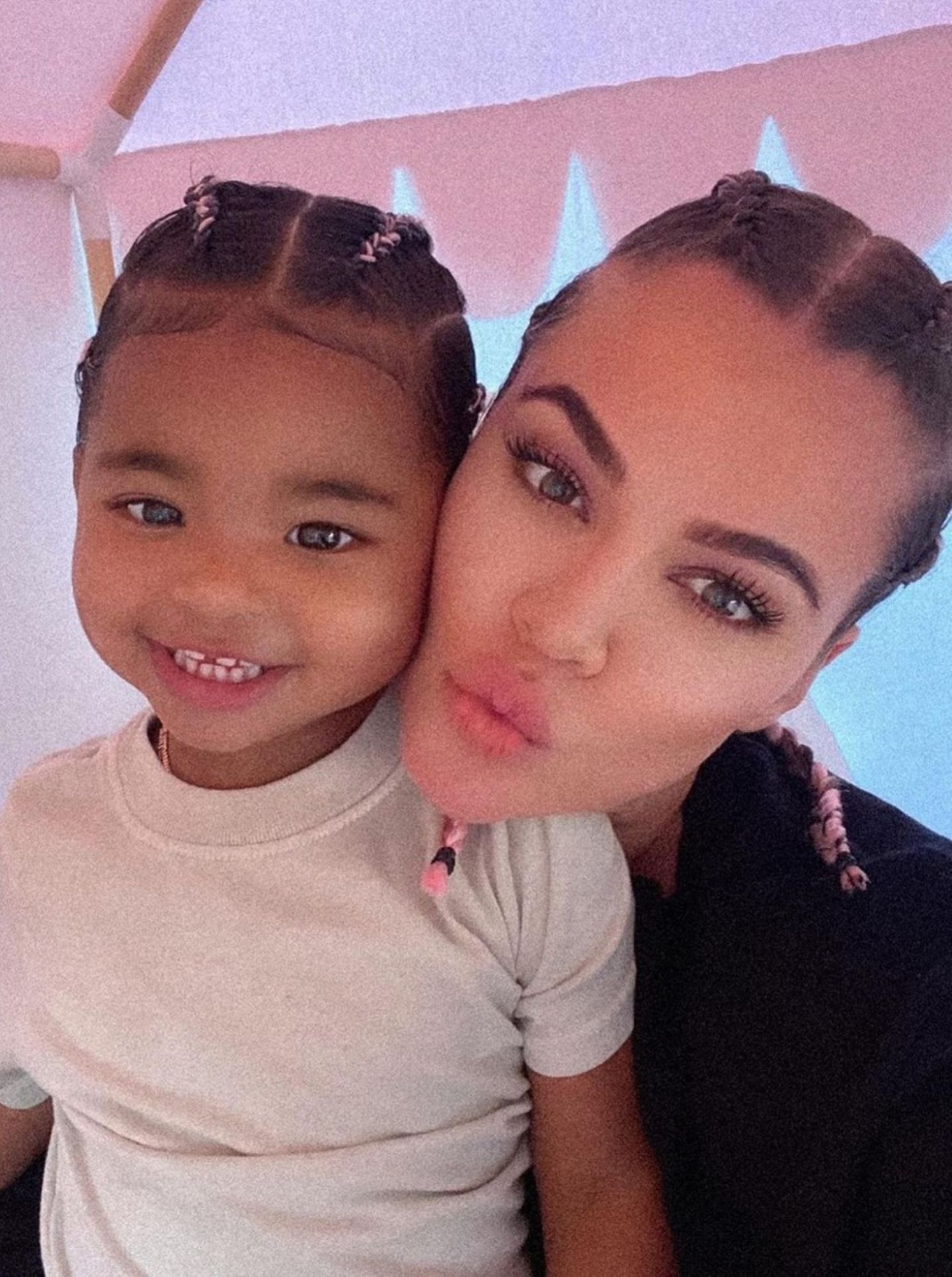Dieser Mama-Tochter-Schnappschuss von Khloe Kardashian, 36, und der kleinen True, 2, ist einfach zuckersüß. Mit der gleichen Flechtfrisur posieren die beiden für die Kamera. Twinning is winning!
