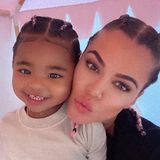 Dieser Mama-Tochter-Schnappschuss von Khloe Kardashian, 36, und der kleinen True, 2, ist einfach zuckersüß. Mit der gleichen Flechtfrisur posieren die beiden für die Kamera. Twinning is winning!