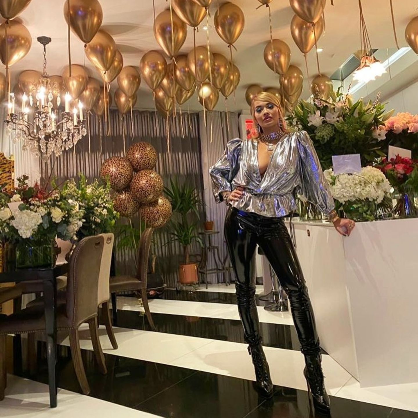 Pompös, extravagant und ein bisschen dekadent feierte Rita Ora am Wochenende ihren 30. Geburtstag. Doch trotz unzähliger Luftballons, riesiger Blumensträuße und einer mehrstöckigen Geburtstagstorte können wir unseren Blick einfach nicht von ihrem Wow-Dekolleté abwenden. Die Sängerin lässt in einem Silber-Metallic-Oberteil tief blicken und kombiniert zur Bluse eine schwarze Lack-Leggings. Und als wäre das nicht schon genug, setzt Rita auch in Sachen Make-up mit einem XXL-Cat-Eye-Lidstrich voll und ganz auf Extravaganz. 