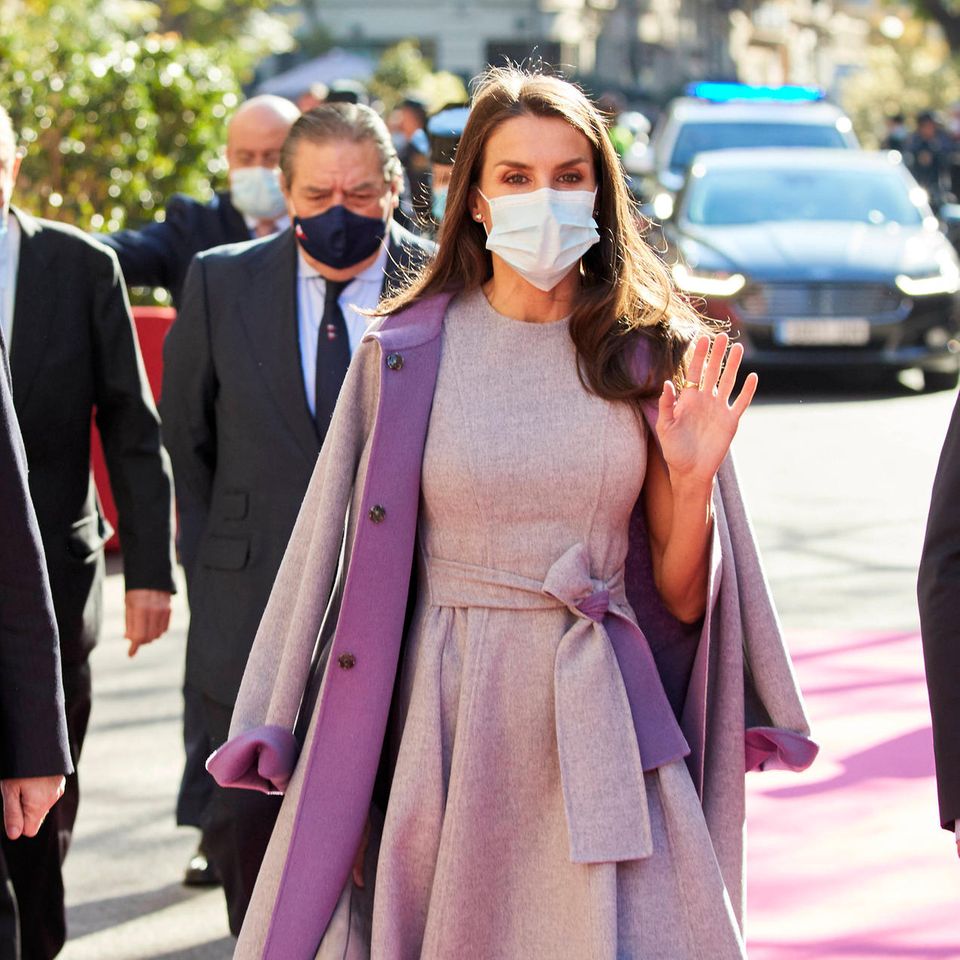 Fashion-Looks: Seit dem 19. Juni 2014 ist Letizia an der Seite von Felipe Königin von Spanien. In diesem Amt hat sie bereits unzählige Termine und offizielle Reisen hinter sich gebracht - und in diesem Zuge auch den ein oder anderen Fashion-Faux-Pas professionell gemeistert. Der hochgeklappte Saum ihres Carolina Herrera Kleides während ihres Auftrittes auf der Awardverleihung in Valencia dürfte sie im Nachhinein daher nur bedingt gestört haben. Seit dem 19. Juni 2014 ist Letizia an der Seite von Felipe Königin von Spanien. In diesem Amt hat sie bereits unzählige Termine und offizielle Reisen hinter sich gebracht - und in diesem Zuge auch den ein oder anderen Fashion-Faux-Pas professionell gemeistert. Der hochgeklappte Saum ihres Carolina Herrera Kleides während ihres Auftrittes auf der Awardverleihung in Valencia dürfte sie im Nachhinein daher nur bedingt gestört haben.