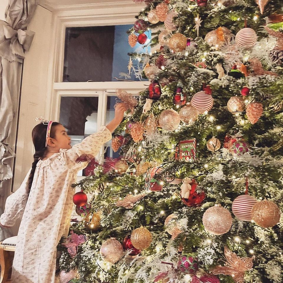 Interior: Santa hat fleißige Hilfe: Top-Stylistin Caroline Sieber und ihre Tochter Electra dekorieren den gigantischen Weihnachtsbaum mit Kugeln und Anhängern in Pastellfarben von Creme bis Rosé. Santa hat fleißige Hilfe: Top-Stylistin Caroline Sieber und ihre Tochter Electra dekorieren den gigantischen Weihnachtsbaum mit Kugeln und Anhängern in Pastellfarben von Creme bis Rosé.