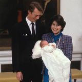2. Dezember 1981  Stolz posieren Großherzog Henri und Großherzogin Maria Teresa von Luxemburg mit ihrem Erstgeborenen für die Kameras. Erbgroßherzog Guillaume von Luxemburg - zu diesem Zeitpunkt erst drei Wochen alt - wird am 2. Dezember 1981 in Luxemburg katholisch getauft.