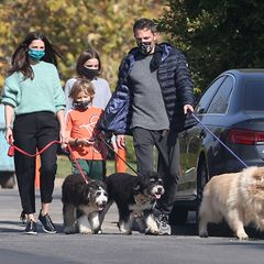 29. November 2020  Normalerweise spazieren Ana de Armas und Ben Affleck allein mit den Hunden durch Los Angeles. Doch diesmal sind auch zwei der drei Kinder von Affleck und seiner Ex-Frau Jennifer Garner mit dabei: Seraphina und der kleine Samuel - und die haben ganz schön viel Spaß!