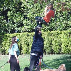 Denn der Spaziergang wird richtig actionreich. Auf dem Weg erblickt Samuel eine Schaukel, die vermutlich an einem Baum hängt. Papa Ben weiß direkt, was er zu tun hat und schubst sein jüngstes Kind ordentlich an.