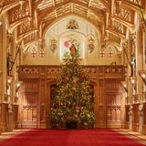 "Deck the Halls!" heißt es auch bei Queen Elizabeth und Prinz Philip. Die britischen Monarchen haben Windsor Castle einen fulminanten Weihnachtslook verpasst.