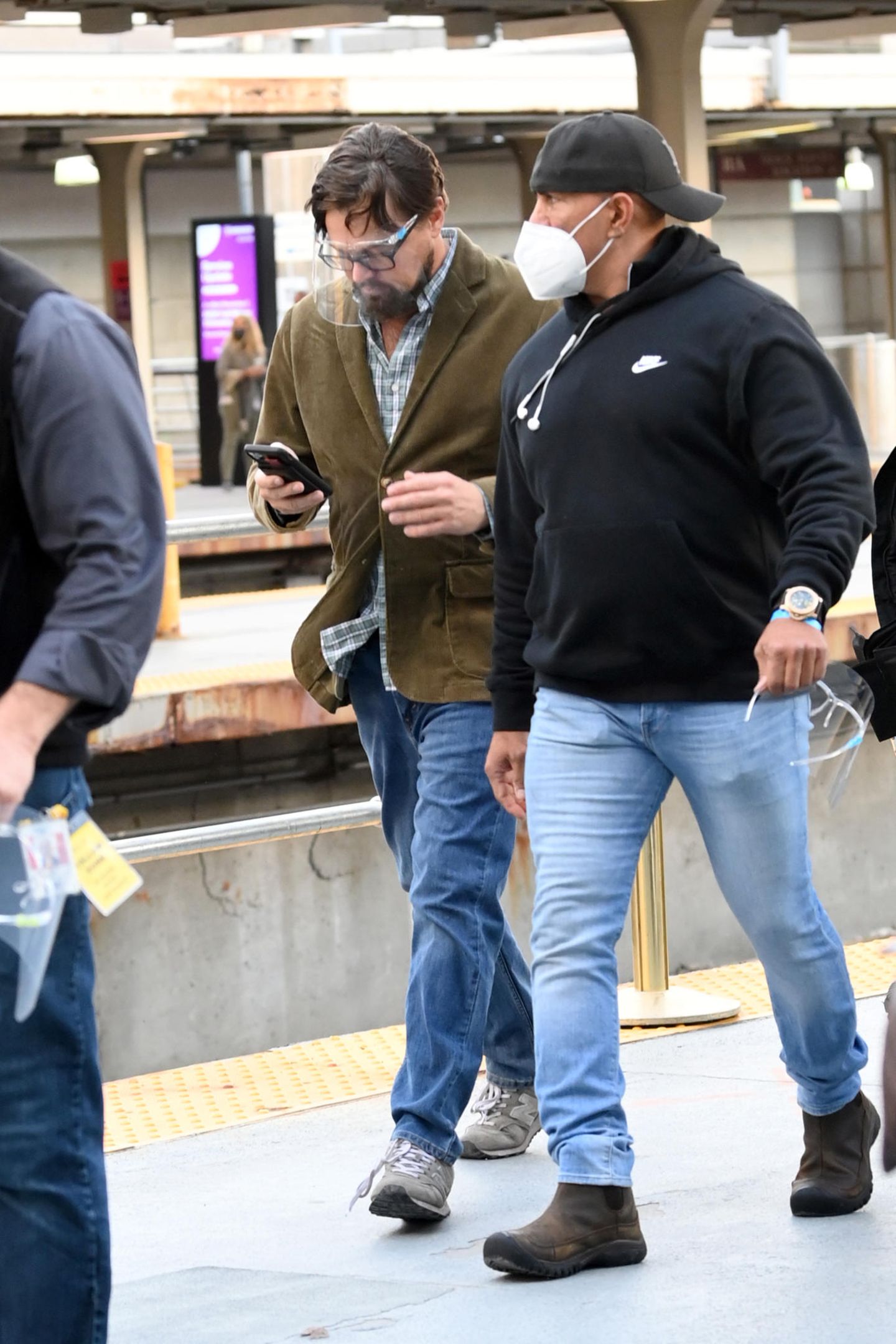 Leonardo DiCaprio wird mit ihr abgelichtet - in einem ähnlich ungewöhnlichen Look, mit Brille, etwas längeren Haaren und Kordsakko. Zur Aufklärung: Die beiden stehen in Boston, Massachusetts, für ihren neuen Film "Don't Look Up" vor der Kamera und tragen Kostüme. 