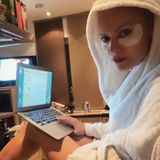 2. Dezember 2020  Warum für eine Sache entscheiden, wenn doch auch beides geht? Auf Instagram teilt Franziska Knuppe einen lustigen Schnappschuss. Das Model arbeitet im Bademantel und mit Augenpads am Laptop und schreibt:" ... abendliches Homeoffice kombiniert mit Homespa in meiner Küche. ... und ihr so?"