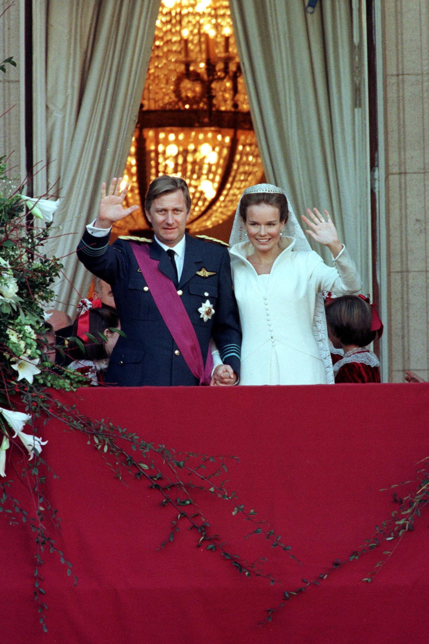 4. Dezember 1999  Vor 21 Jahren wurde aus der schönen Aristokraten-Tochter Mathilde d'Udekem d'Acoz Prinzessin Mathilde. Die Hochzeit mit Kronprinz Philippe, dem späteren König der Belgier, war die letzte royale Hochzeit des 20. Jahrhundert und wurde mit über 1700 Gästen in der Kathedrale St. Michael und Gudula in Brüssel gefeiert.