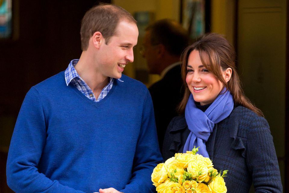 Royals im Rückblick | 6. Dezember 2012: Wie schlecht es ihr geht, will Kate nicht zeigen. Ihre müden Augen geben allerdings einen Hinweis darauf, wie sehr die Hyperemesis Gravidarum an ihren Kräften zehrt. Wie schlecht es ihr geht, will Kate nicht zeigen. Ihre müden Augen geben allerdings einen Hinweis darauf, wie sehr die Hyperemesis Gravidarum an ihren Kräften zehrt.